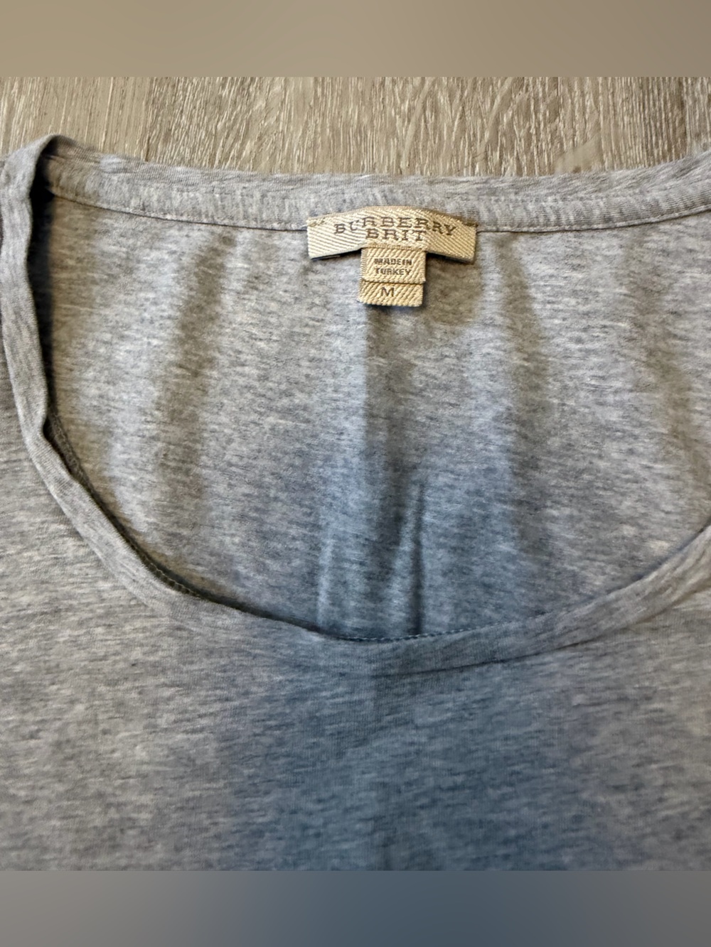 Burberry Gray Scoop Neck Tee with Signature Check Cuffs Sz M - Picture 5 of 8